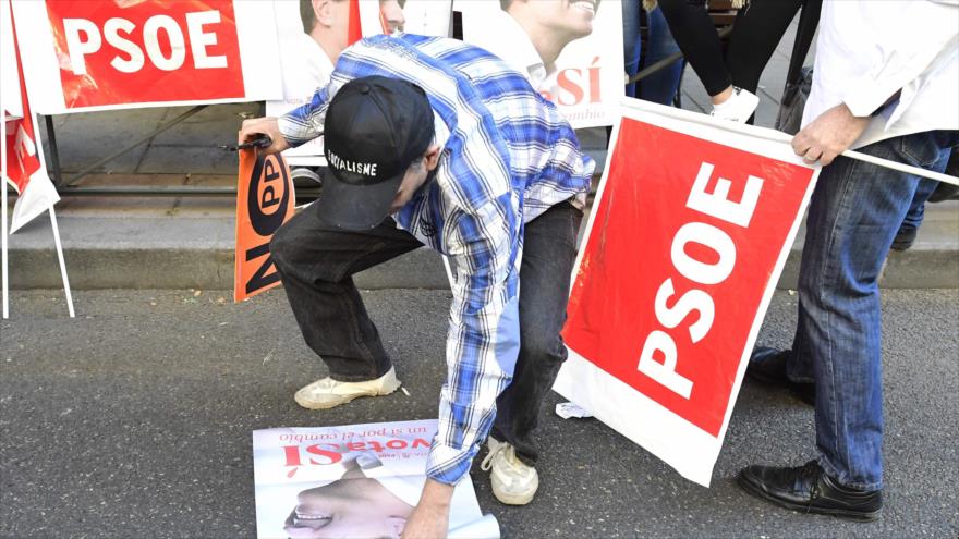 Los partidarios del dimitido líder del Partido Socialista Obrero Español (PSOE), Pedro Sánchez se reúnen frente a la sede de la formación en Madrid durante la celebración de una reunión extraordinaria del Comité Federal del PSOE, 1 de octubre de 2016.