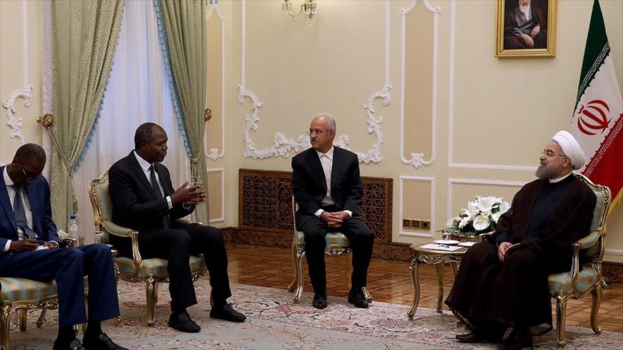 El presidente iraní, Hasan Rohani (dcha.), durante una reunión con el canciller marfileño, Abdolá Toikeusse Mabri (segundo a la izquierda), en Teherán, capital de Irán, 17 de octubre de 2016.