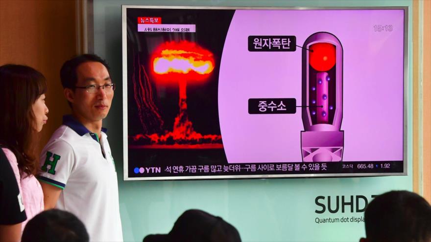 Los surcoreanos ven en una estación de tren en Seúl (capital surcoreana) un programa de televisión sobre la última prueba nuclear de Corea del Norte, 9 de septiembre de 2016.