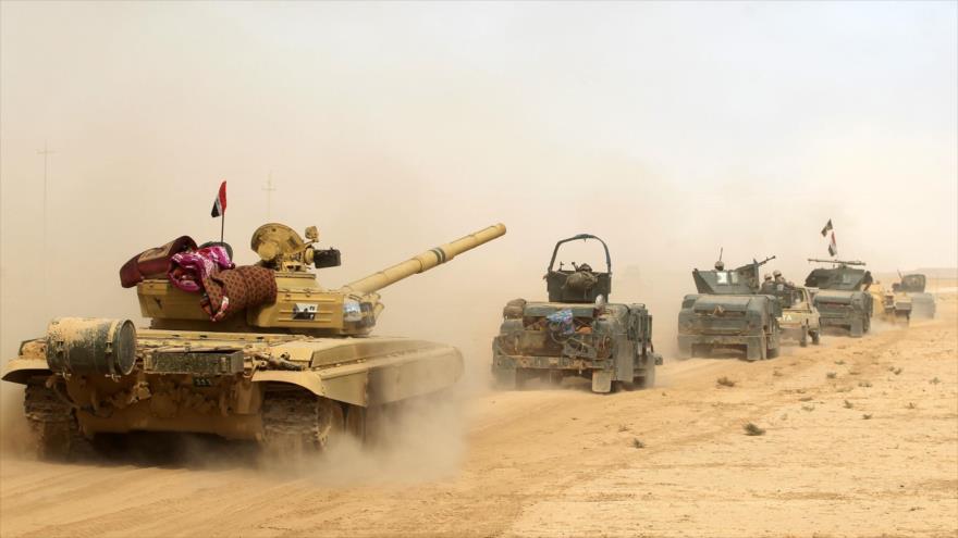 Tanques y vehículos blindados del Ejército de Irak durante la operación para liberar Mosul, 17 de octubre de 2016.