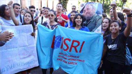 Universitarios cubanos protestan contra el bloqueo de EEUU