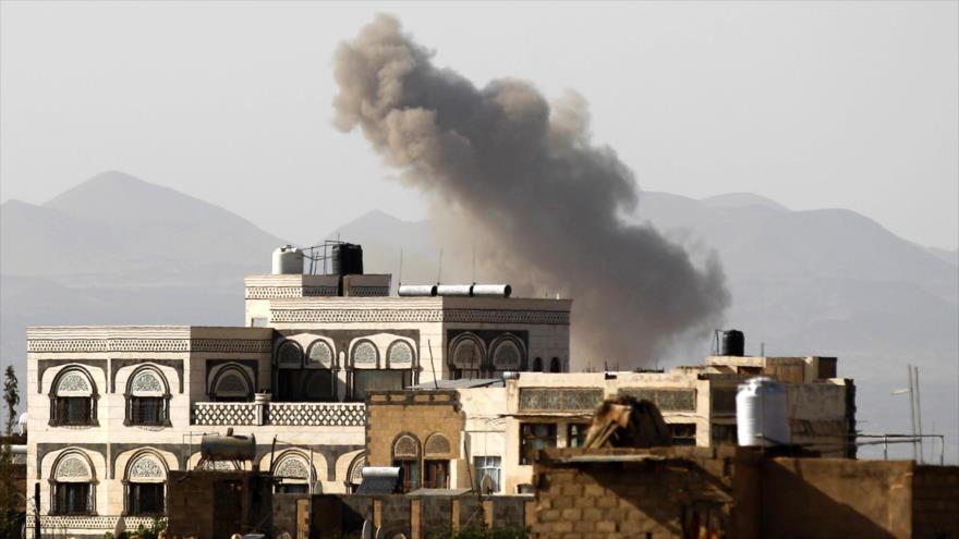 Humo de una edificación atacada por aeronaves saudíes en Yemen.