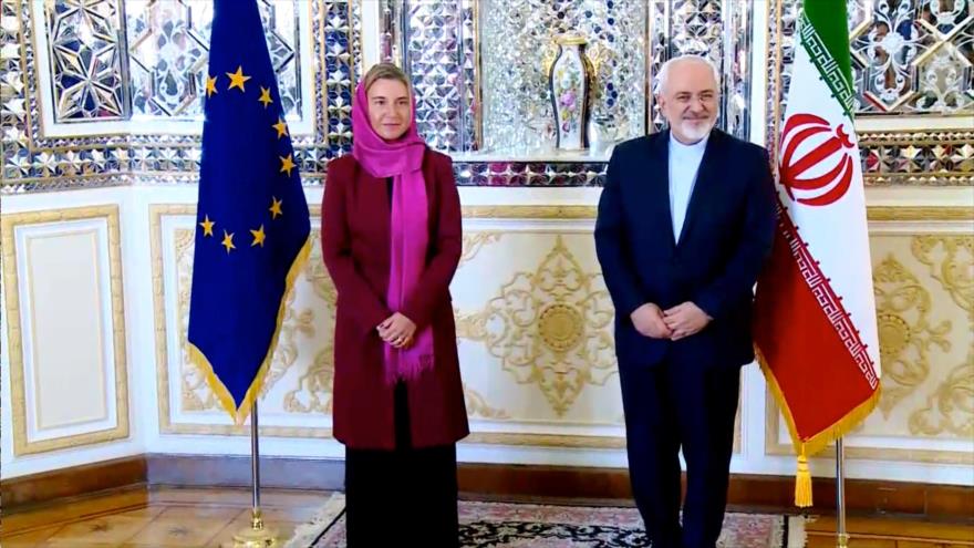 El canciller iraní, Mohamad Yavad Zarif (dcha.) junto a la jefa de la Diplomacia de la Unión Europea (UE), Federica Mogherini (izda.) en Teherán, capital de Irán. 16 de abril de 2016