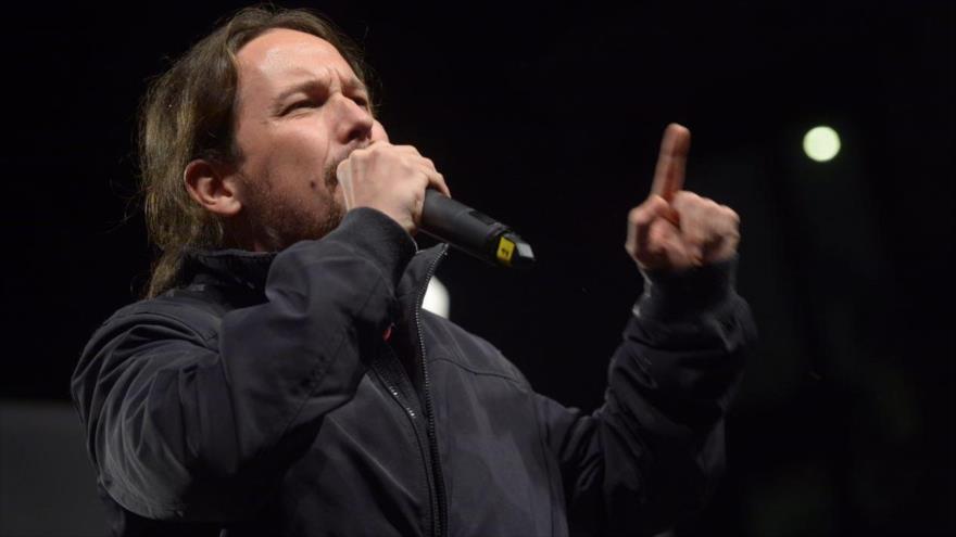 El líder del partido español Podemos, Pablo Iglesias, ofrece un discurso durante un acto contra la pobreza energética en Madrid, 17 de octubre de 2016.