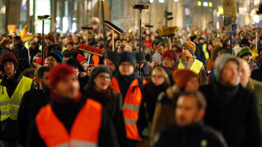 Opositores del movimiento Patriotas Europeos Contra la Islamización del Occidente (Pegida) se manifiestan en Dresde (este de Alemania), enero de 2015.