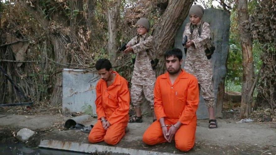Video publicado el 18 de octubre de 2016 muestra la ejecución de dos hombres acusados de espionaje por dos niños entrenados por los terroristas de Daesh.
