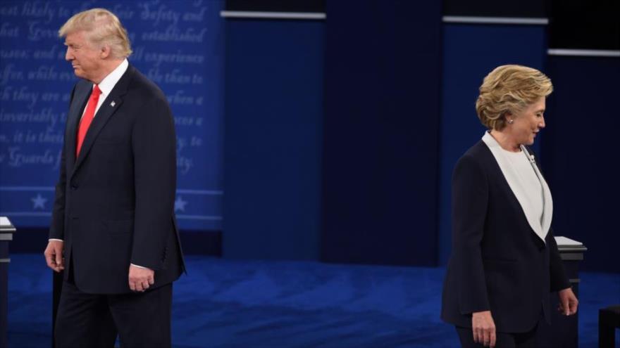 La candidata demócrata a la Presidencia de EE.UU., Hillary Clinton, junto a su rival republicano, Donald Trump, en el segundo debate presidencial en la Universidad de Washington en St. Louis (Missouri), 9 de octubre de 2016.