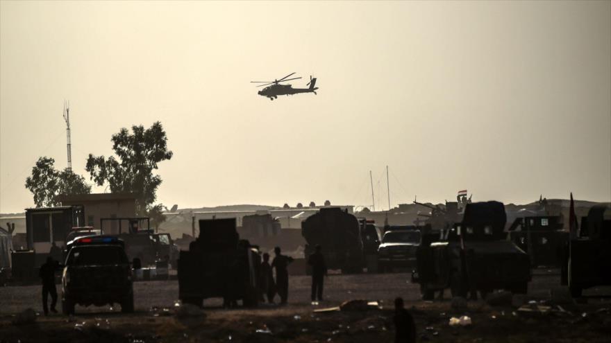 Un helicóptero sobrevuela alrededor de la base militar de Qayyarah, a unos 60 kilómetros al sur de Mosul, 18 de octubre de 2016.