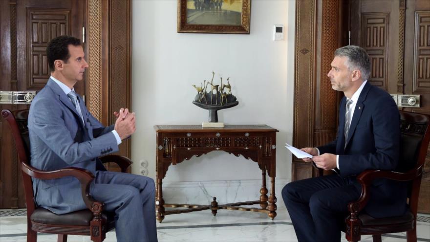 El presidente sirio, Bashar al-Asad (izda.), concede una entrevista a Sandro Brotz, presentador de la televisión suiza SRF, en Damasco, capital siria, 18 de octubre de 2016.
