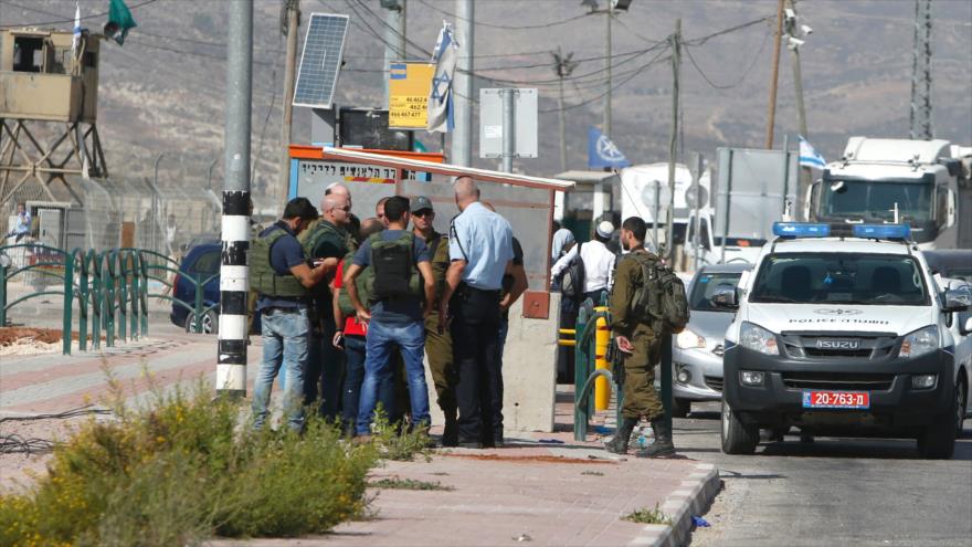 Las fuerzas de seguridad israelíes se reúnen en el sitio donde matan a una joven palestina en el sur de la ciudad de Nablus, en la ocupada Cisjordania, 19 de octubre de 2016.