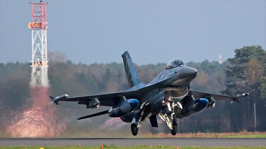 Un caza F-16 de la aviación belga en la base aérea de Kleine Brogel en el noreste de Bélgica.