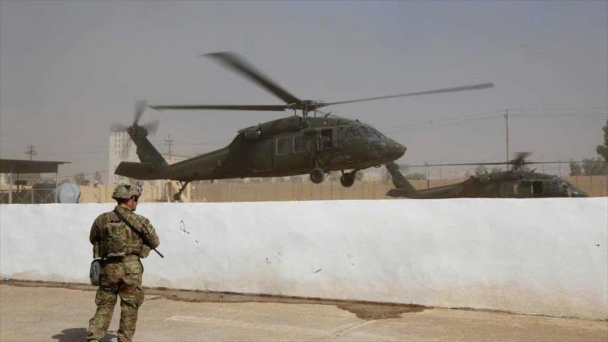 Dos helicópteros de la llamada coalición anti-Daesh, liderada por EE.UU., despegan desde una base fuera de Mosul, en el norte de Irak, 19 de Octubre de 2016.