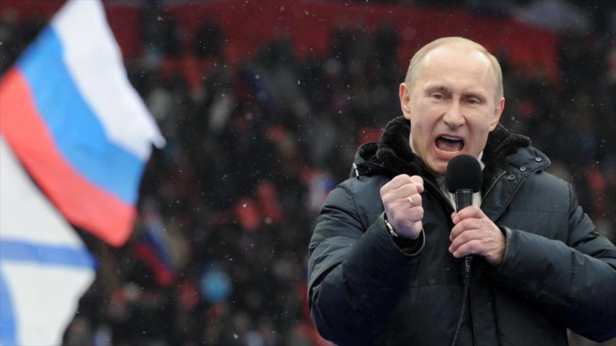 El presidente de Rusia, Vladimir Putin ofrece un emocionante discurso en el estadio de Luzhniki, en la capital, Moscú, en 2012.