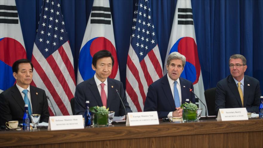 De derecha a izquierda: el secretario de Defensa de EE.UU., Ashton Carter y el secretario de Estado estadounidense, John Kerry, junto al canciller surcoreano, Yun Byung-se, y el ministro de Defensa de este país, Han Min-koo, al comienzo de una reunión en Washington, 19 de octubre de 2016.