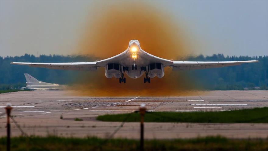 El bombardero estratégico ruso Tupolev Tu-160 despega de una base aérea rusa.