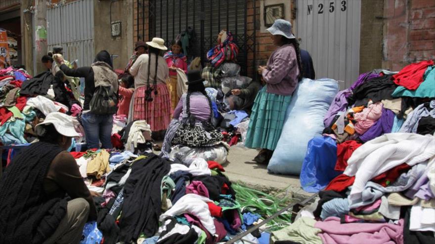 Mujeres buscan ropa de segunda mano en El Alto, a las afueras de La Paz, 15 de noviembre de 2012.