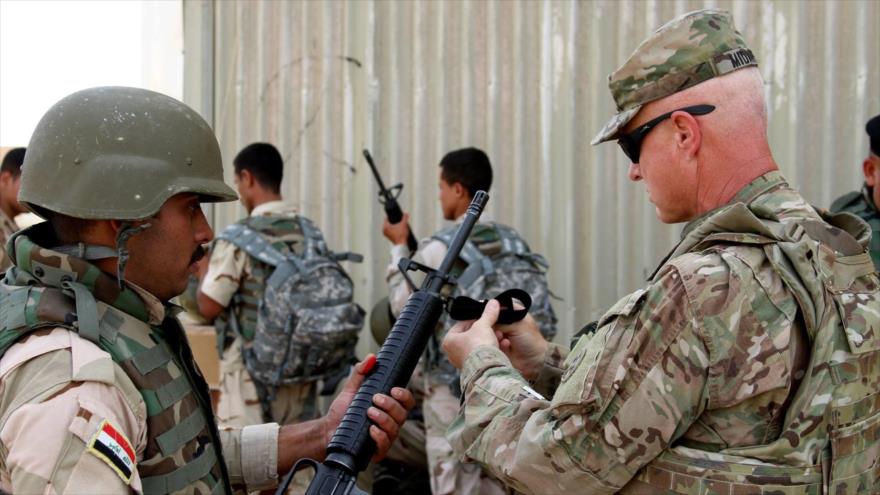 Un militar estadounidense entrena a las fuerzas iraquíes en el campo Taji, en el norte de Bagdad, la capital de Irak, 26 de mayo de 2016.