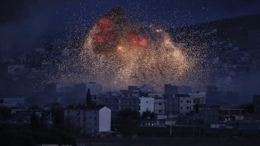Humo y llamas de un ataque aéreo lanzado por la llamada coalición anti-EIIL (Daesh, en árabe), liderada por EE.UU., en la ciudad de Kobani (norte de Siria), octubre de 2014.