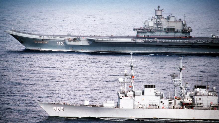 El portaaviones ruso Admiral Kuznetsov (113) junto con el destructor estadounidense USS Deyo (DD-989).