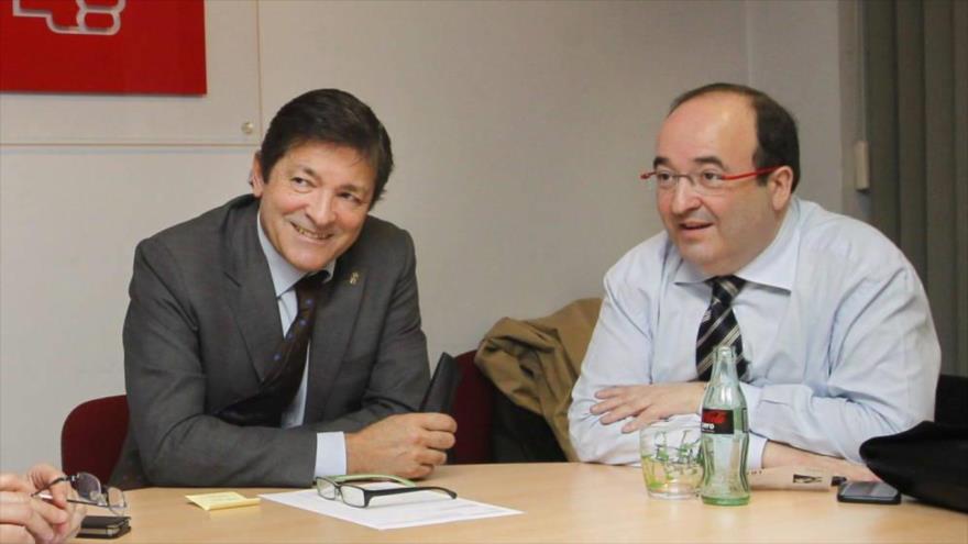 El presidente de la Gestora del PSOE, Javier Fernández (izda.), y el líder de los socialistas en Cataluña, Miquel Iceta, durante una reunión en la sede de la Federación Socialista Asturiana, marzo de 2015.