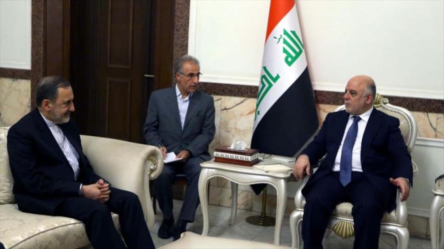 Ali Akbar Velayati, asesor para Asuntos Internacionales del Líder de la Revolución Islámica de Irán (izda.), reunido con el primer ministro iraquí, Haidar al-Abadi, en Bagdad, 20 de octubre de 2016.