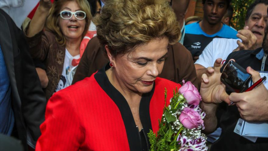 La destituida presidenta de Brasil, Dilma Rousseff, llega a un colegio electoral en Porto Alegre, en el estado brasileño de Rio Grande do Sul, durante los comicios municipales, 2 de octubre de 2016. 
