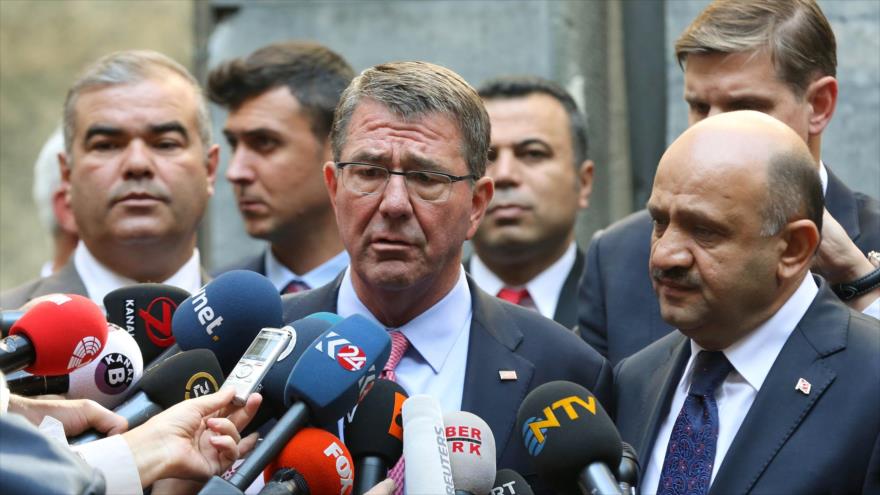 El jefe del Pentágono, Ashton Carter (en el medio), se reúne con su par turco, Fikri Isik (dcha.), en Ankara, capital de Turquía, 21 de octubre de 2016.