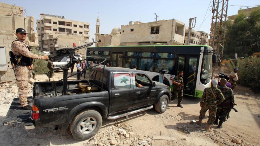Fuerzas del Ejército de Siria patrullan en la localidad de Daraya, cerca de la capitalina ciudad de Damasco, 26 de agosto de 2016.
