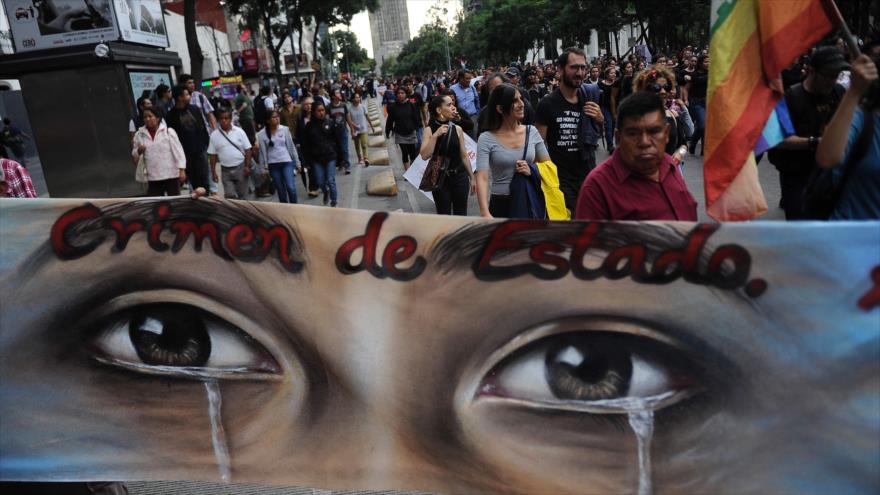 Manifestantes mexicanos conmemoran en la Ciudad de México el segundo aniversario de la desaparición de los 43 estudiantes de de Ayotzinapa, 26 de septiembre de 2016.