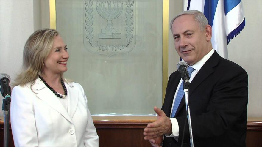 La candidata demócrata a la Casa Blanca, Hillary Clinton, y el primer ministro israelí, Benyamin Netanyahu, durante un encuentro diplomático el 12 de julio de 2012 cuando Clinton era secretaria de Estado estadounidense.