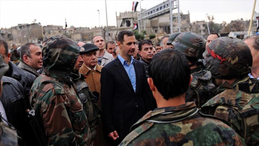 El presidente sirio, Bashar al-Asad, visita a soldados de su Ejército.