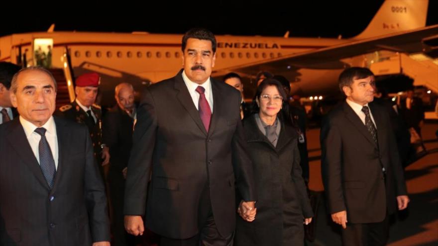 Nicolás Maduro, presidente de Venezuela, en el aeropuerto internacional de Azerbaiyán, en su gira por países petroleros, 21 de octubre de 2016.