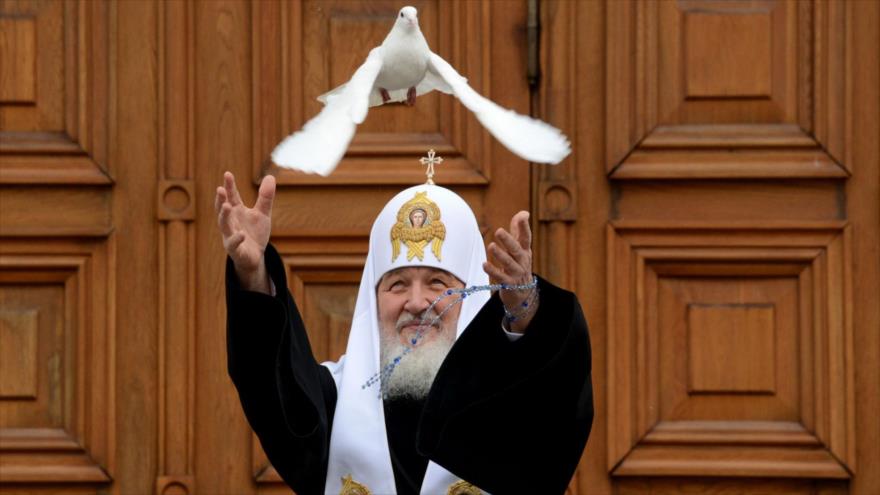 El patriarca de la Iglesia ortodoxa rusa, Kirill, libera una paloma frente al palacio presidencial Kremlin, en Moscú, capital rusa, para conmemorar el día de la Anunciación, 7 de abril de 2016.