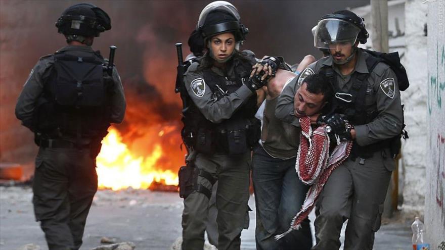 Soldados del régimen de Israel detienen a un palestino.