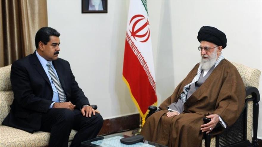 El Líder de la Revolución Islámica de Irán, el ayatolá Seyed Ali Jamenei (dcha.), se reúne con el presidente venezolano, Nicolás Maduro, en Teherán, la capital persa, 22 de octubre de 2016.