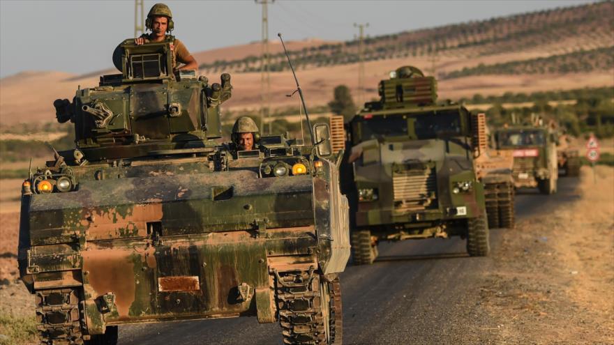 Unidades militares turcas se dirigen hacia la ciudad siria de Yarabulus, 2 de septiembre de 2016.