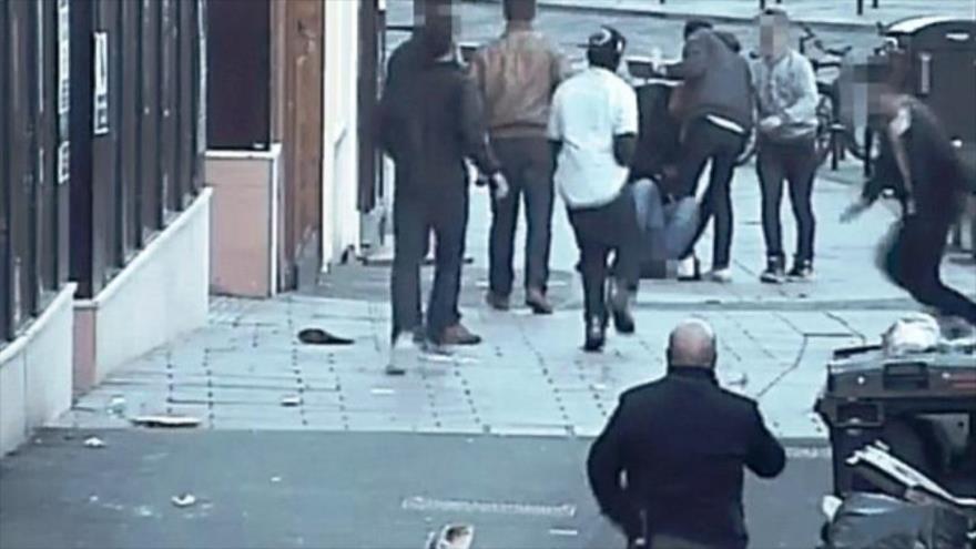 Una captura de imagen muestra a unos transeúntes intentando detener a un agresor que atacó a un hombre español en la localidad inglesa de Poole, mayo de 2016.