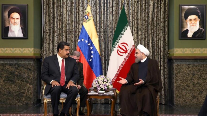 El presidente iraní, Hasan Rohani (dcha.), se reúne con el presidente venezolano, Nicolás Maduro, en Teherán, la capital persa, 22 de octubre de 2016.