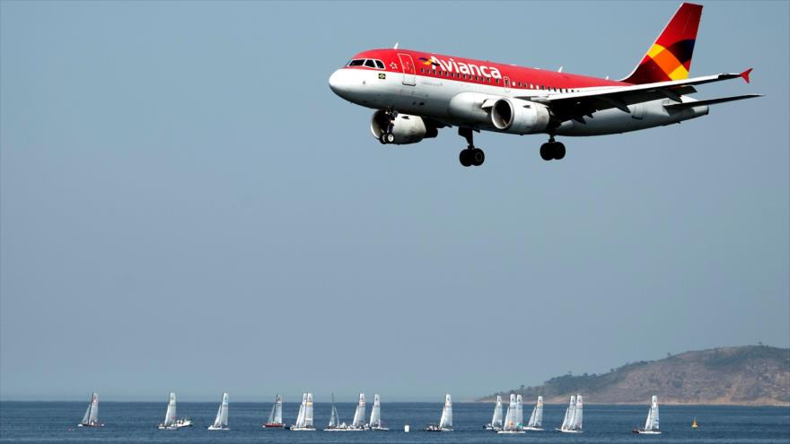 Un avión de la aerolínea colombiana Avianca, poco antes de aterrizar en el aeropuerto de Santos Dumont, en Río de Janeiro (sureste de Brasil), 19 de agosto de 2015.