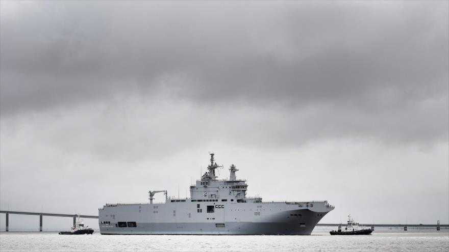 La nave egipcia Gamal Abdl Nasser de clase Mistral abandona el puerto francés de Saint Nazaire, en el oeste del país, 12 de junio de 2016.