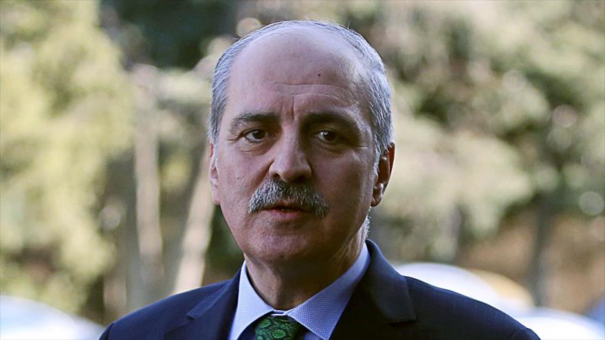 El viceprimer ministro turco, Numan Kurtulmus, da una declaración después de una reunión de seguridad en el Palacio de Cankaya en Ankara, 12 de enero de 2016.
