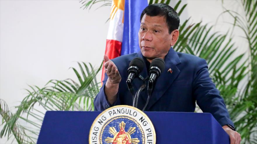 El presidente de Filipinas, Rodrigo Duterte, da un discurso en el aeropuerto internacional de Davao, después de llegar de una visita de Estado a Brunei y China, 22 de octubre de 2016.