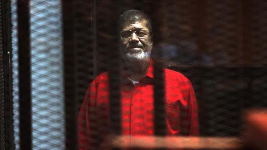 El presidente derrocado de Egipto, Mohamad Mursi, durante una sesión del juicio en su contra en un tribunal ubicado en la Academia de Policía de El Cairo, la capital, 7 de mayo de 2016.