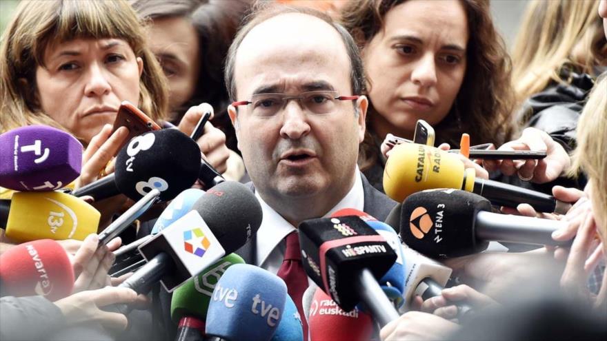 El líder del Partido Socialista de Cataluña (PSC), Miquel Iceta, habla con los periodistas en Madrid, capital española.