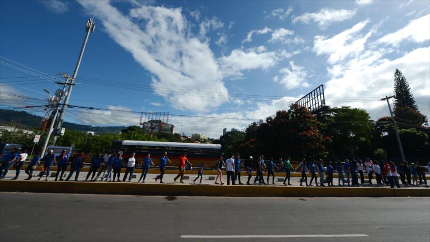 Los hondureños forman una cadena humana en Tegucigalpa, capital de Honduras, en protesta por la violencia, 23 de octubre de 2016. 