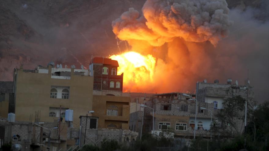 Humo y llamas de un ataque aéreo lanzado por Arabia Saudí en Saná, capital de Yemen.