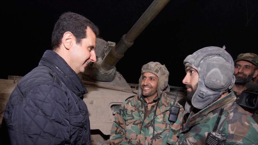 Presidente de Siria, Bashar al-Asad, visita a un grupo de soldados de su Ejército.