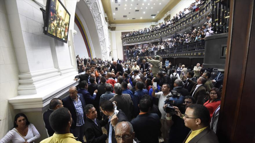 Seguidores del Gobierno venezolano irrumpen en el Parlamento