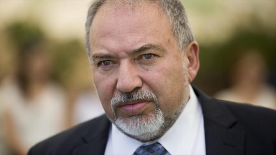 El ministro de guerra del régimen de Israel, Avigdor Lieberman, asiste a una reunión del gabinete del gobierno sionista, en Al-Quds (Jerusalén), 2 de junio de2016.