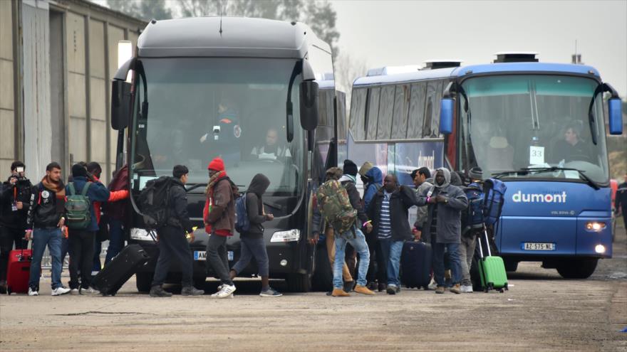 Francia inicia el desalojo de 6000 refugiados en Calais